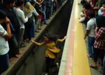 mulher cai no vão entre trem e plataforma superlotada