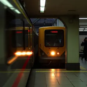 passageiro cai entre trem e plataforma
