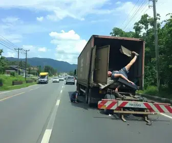 engavetamento na Via Dutra